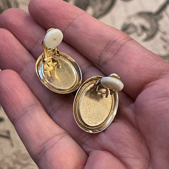 Genuine tigers eye gold tone metal clip on earrings - Picture 4 of 5